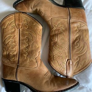 Brown Cow-girl boots with cute design. Kid size 3